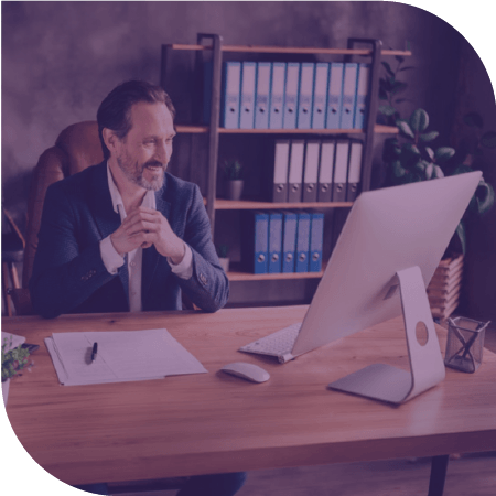 Homme 45-50 ans dans son bureau