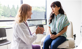 Une femme devant un médecin