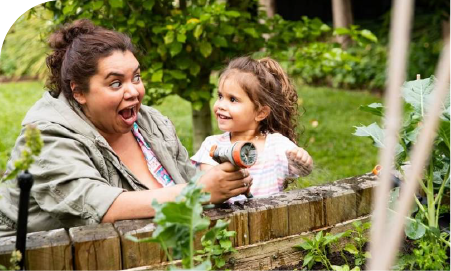 Une mere et sa fille qui jardine 