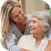 une femme tenant une perspnne âgée