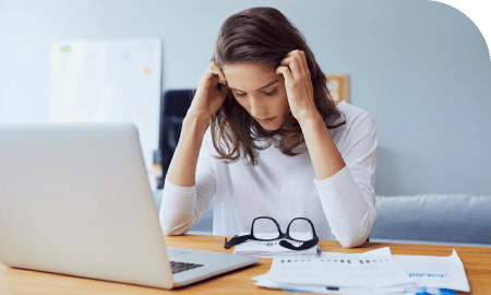 jeune femme se tenant la tête et semblant en grosse fatigue