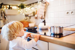 Enfant qui regarde une casserole sur le feu