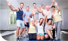 un groupe de personne heureux dans une salle de sport