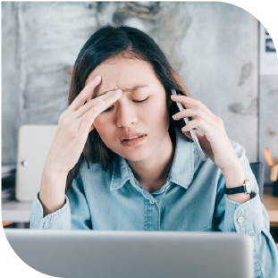 Une femme au téléphone avec de la fièvre