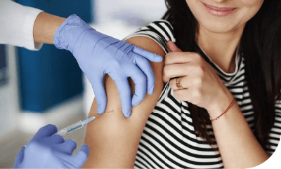 femme se faisant vacciner