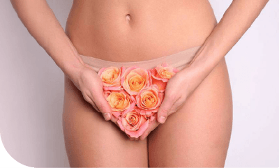 corps de femme centré sur le bas du corps tenant un bouquet de fleurs devant son pubis