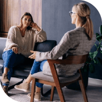 femme en entretien avec une psychologue