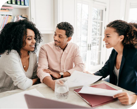 3 personnes travaillant autour d'une table