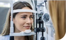 Une femme chez l'ophtalmo