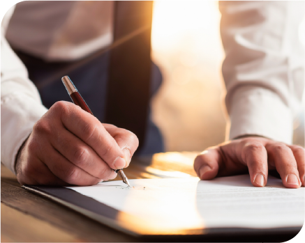 un homme signe un document