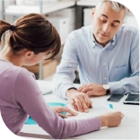Un femme et un homme regardant des documents lors d'un entretien
