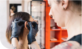 Une femme se fait faire un piercing