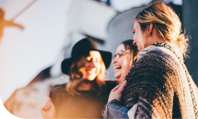 groupe de femmes souriantes