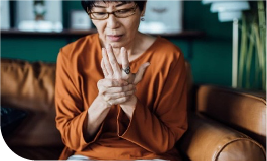 Une femme qui touche sa main