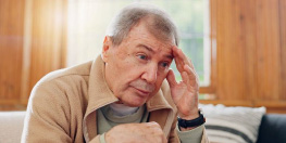 homme âgé se touchant la tête