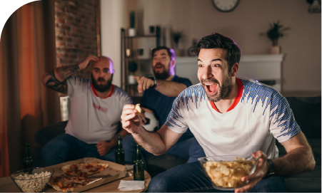 3 hommes dans un salon regardant un match de foot