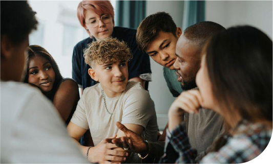 groupe de jeunes adultes discutant