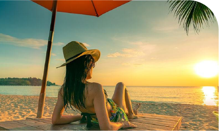 une femme bronzant sur la plage