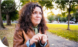Une femme qui a l'air anxieuse 