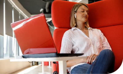 personne faisant la siete au travail dans un fauteuil adapté