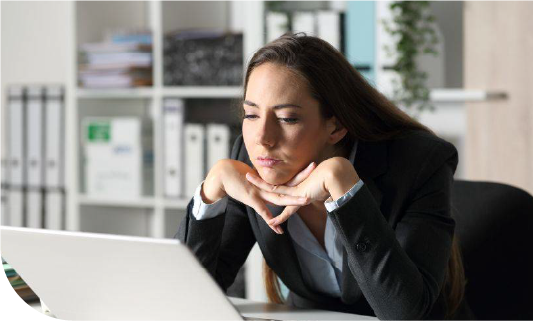 jeune femme réfléchissant devant un ordinateur portable