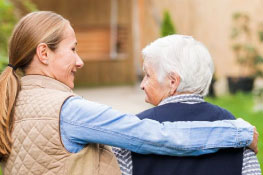 Aidante soutenant personne âgée