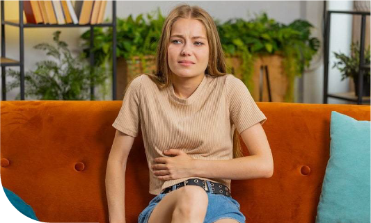 une femme dans une piscine thermale extérieur