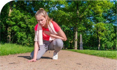 Une femme qui s'arretent de courir et qui va pas bien