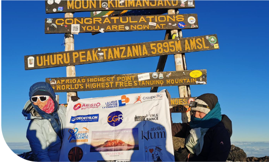 deux femmes en haut du sommet de la montagne UHURU PEAK TANZANIA