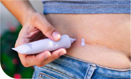 Un couple âgé en train de cuisiner