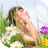 une femme dans un champ de fleurs