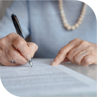 une femme signant un contrat