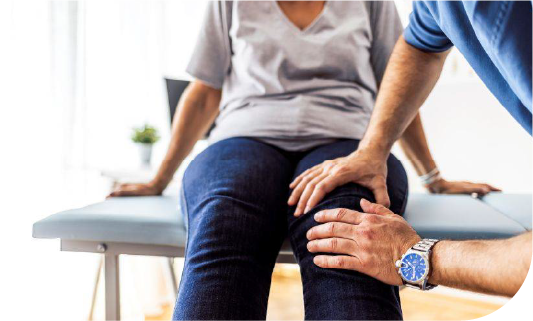 un médecin manipulant le genou d'une femme