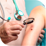 Un médecin regarde la blessure d'un patient avec une loupe