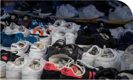 des paires de chaussures sur un étalage