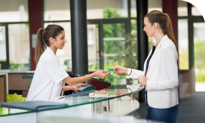 femme tendant sa carte vitale à une pharmacienne