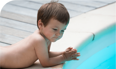 vue sous marine d'un enfant dans la mer