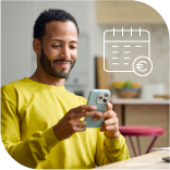 un homme souriant consultant son téléphone