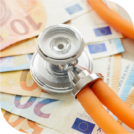 un stéthoscope sur différents billets de banque