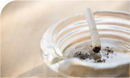 Une cigarette dans un cendrier