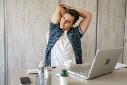 Homme qui s'étire au bureau