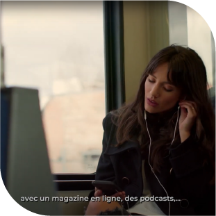 femme avec écouteurs