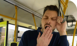 Un homme baille dans un bus