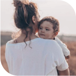 Une femme de dos enlace son bébé