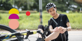 homme qui a mal au genou car il est tombé de vélo