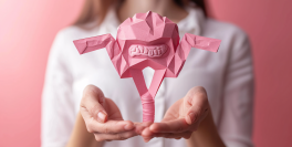 deux femmes chez un opticien l'une d'elle essyant des lunettes