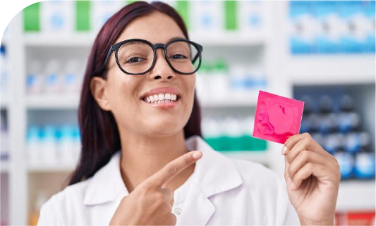 pharmacienne qui montre un préservatif
