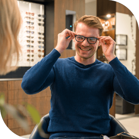 homme 40 ans essayant des lunettes chez l'opticien