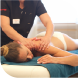 Une femme se fait masser