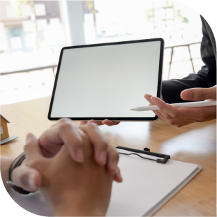 focus sur les mains de 2 personnes négociant, tablette au centre